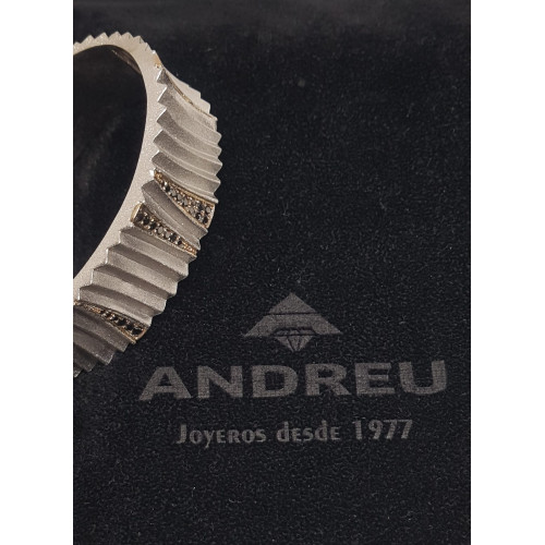 BRAZALETE RÍGIDO DE ORO AMARILLO CON DIAMANTES NEGROS Y PLATA