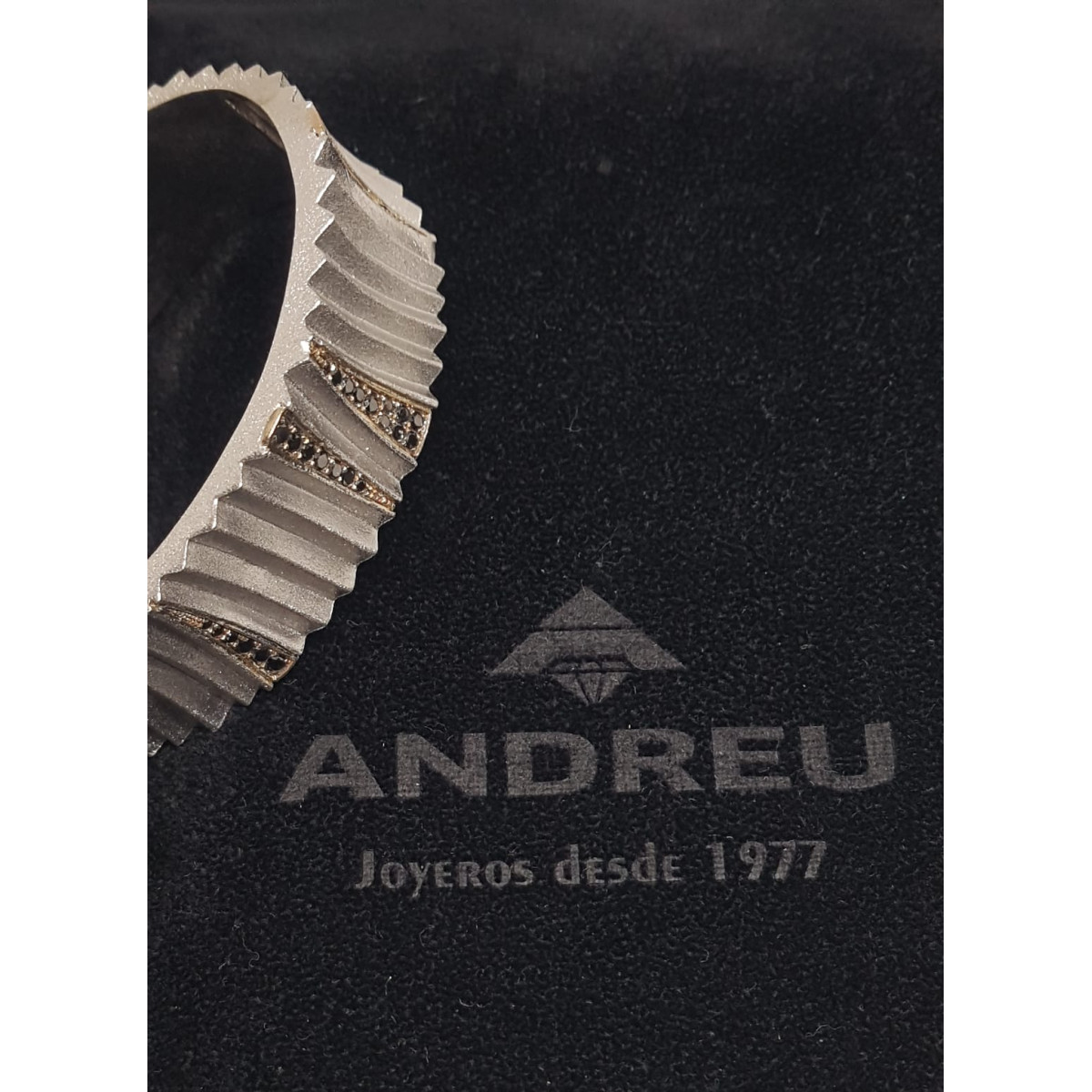 BRAZALETE RÍGIDO DE ORO AMARILLO CON DIAMANTES NEGROS Y PLATA