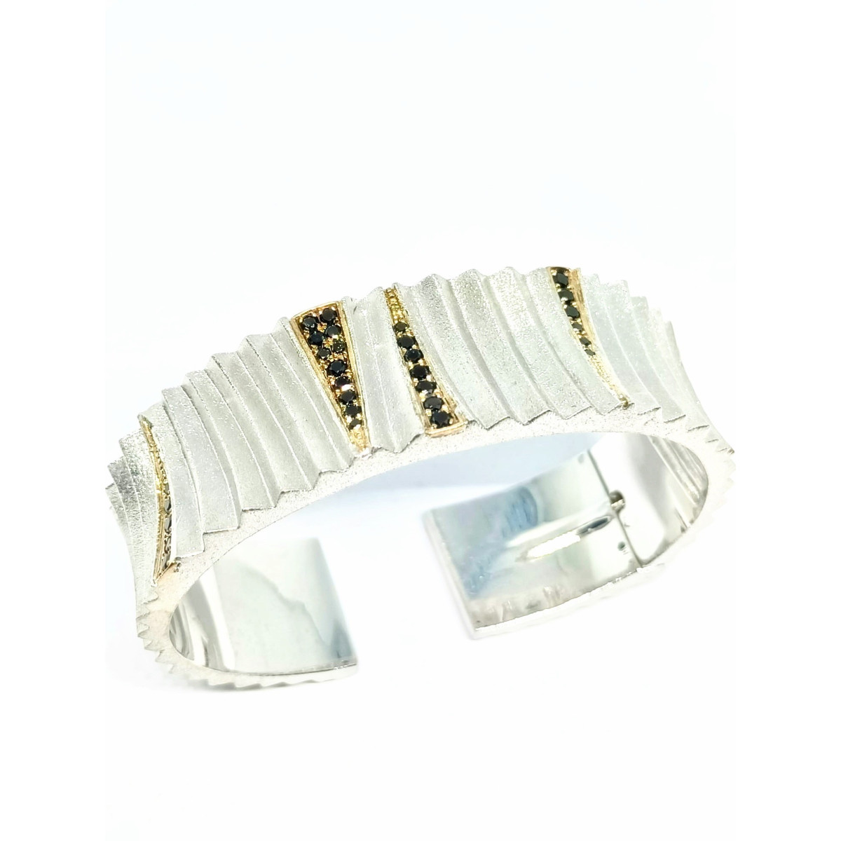 BRAZALETE RÍGIDO DE ORO AMARILLO CON DIAMANTES NEGROS Y PLATA
