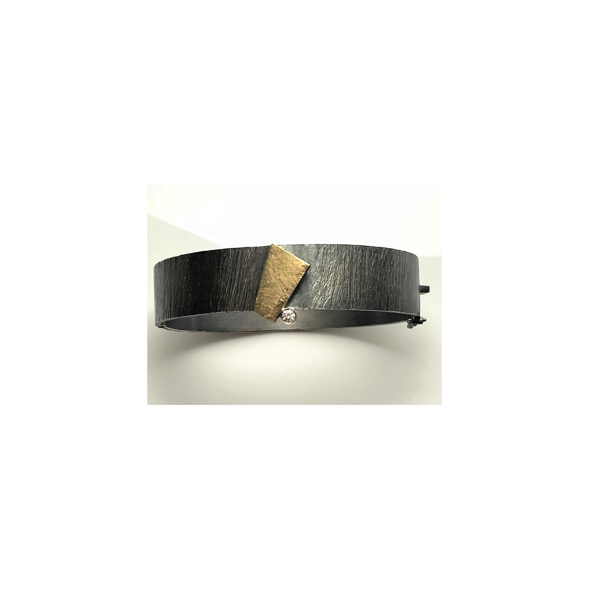 Brazalete rígido de plata, oro y diamante