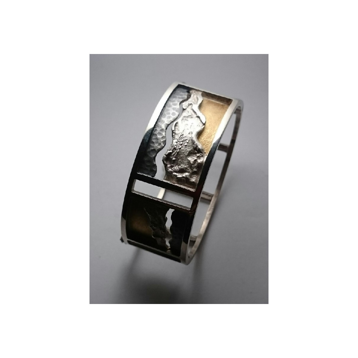 Brazalete rígido de plata y oro