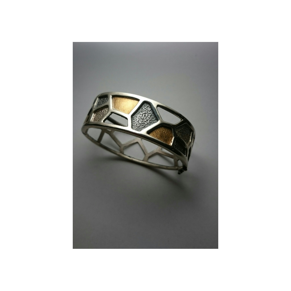 Brazalete rígido de plata y oro