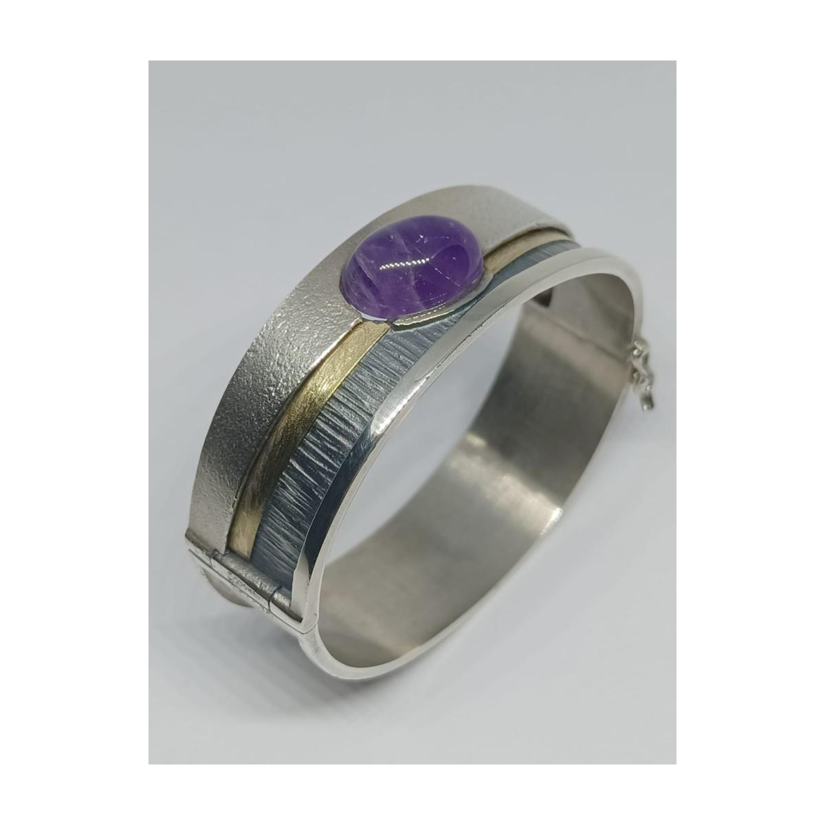 Brazalete rígido de plata, oro y amatista
