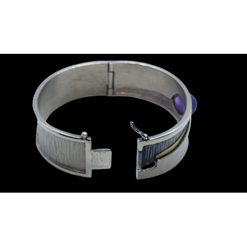 Brazalete rígido de plata, oro y amatista