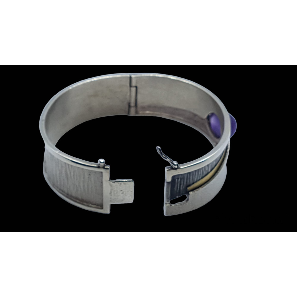 Brazalete rígido de plata, oro y amatista