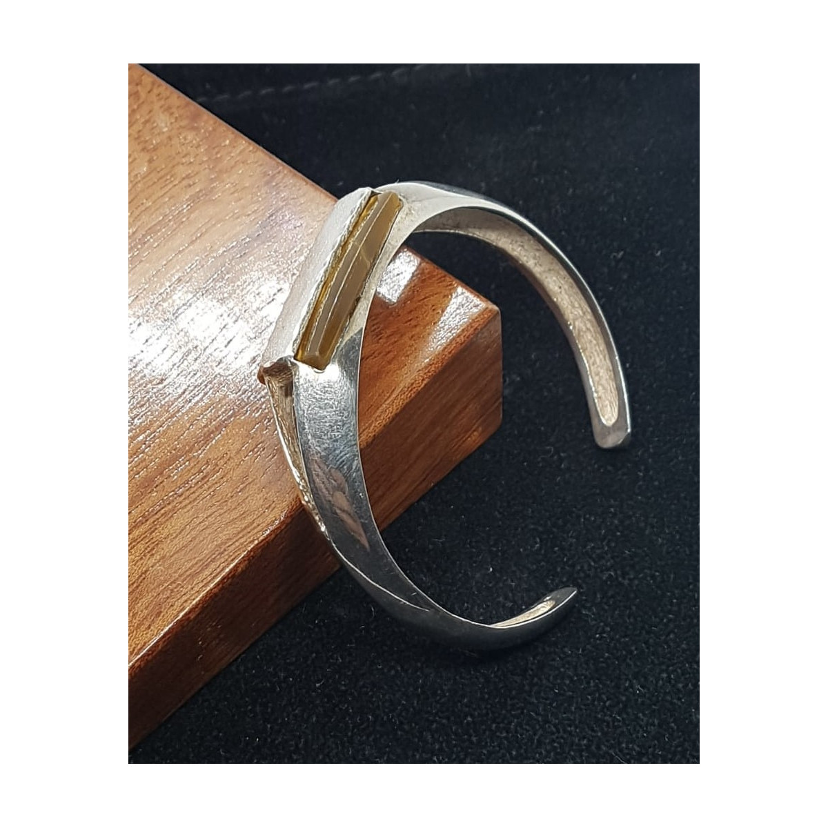 Brazalete rígido de plata con cuarzo de ojo de tigre