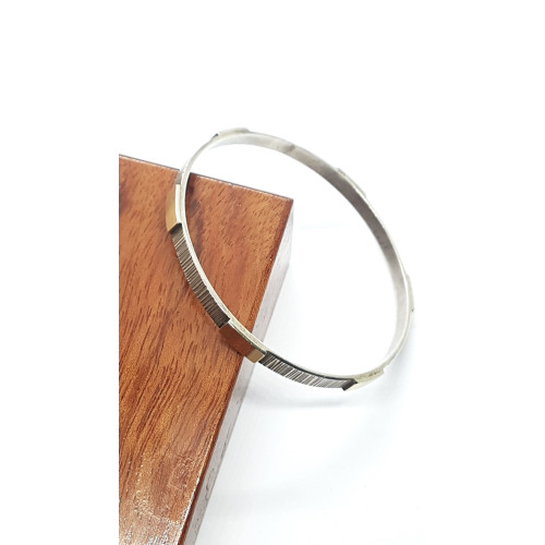 Brazalete rígido de plata y oro amarillo