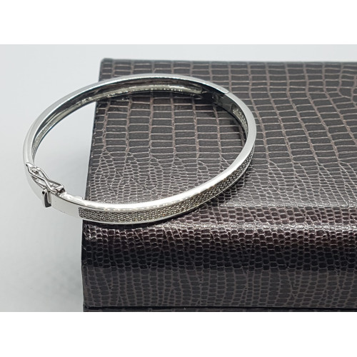 BRAZALETE RÍGIDO DE ORO BLANCO CON DIAMANTES