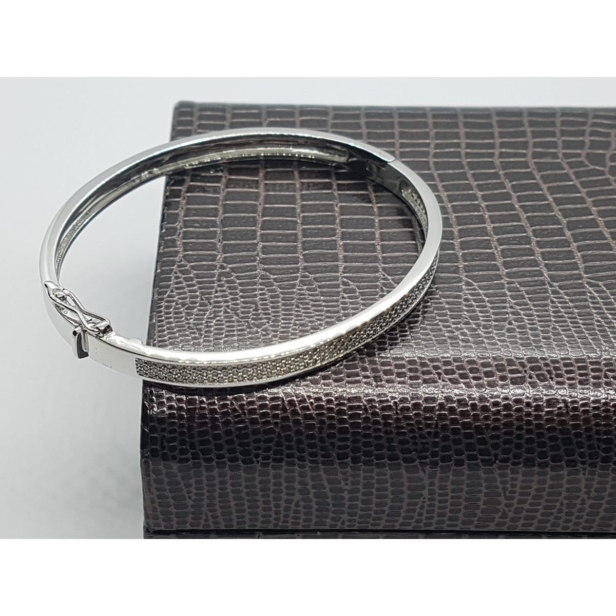 BRAZALETE RÍGIDO DE ORO BLANCO CON DIAMANTES