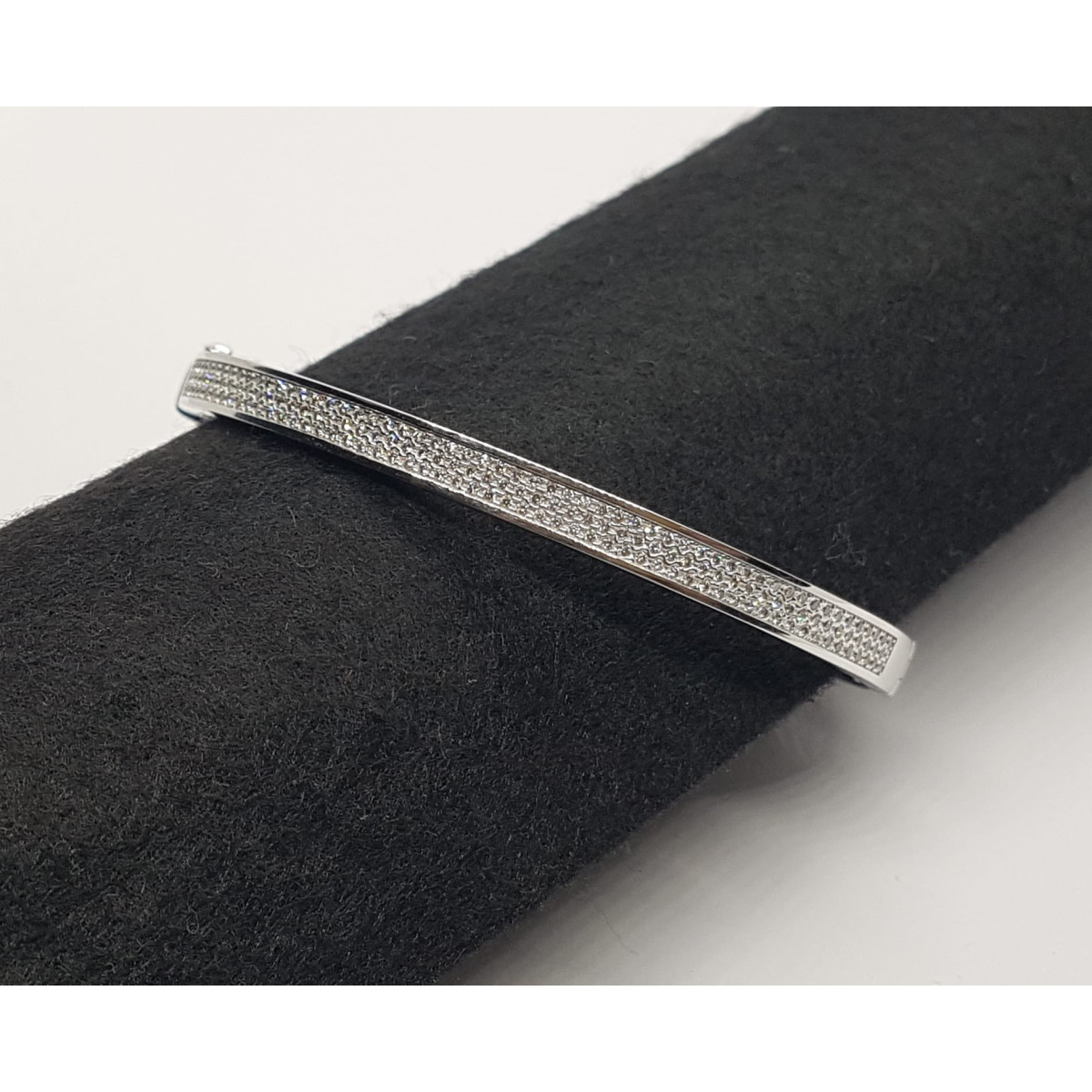 BRAZALETE RÍGIDO DE ORO BLANCO CON DIAMANTES