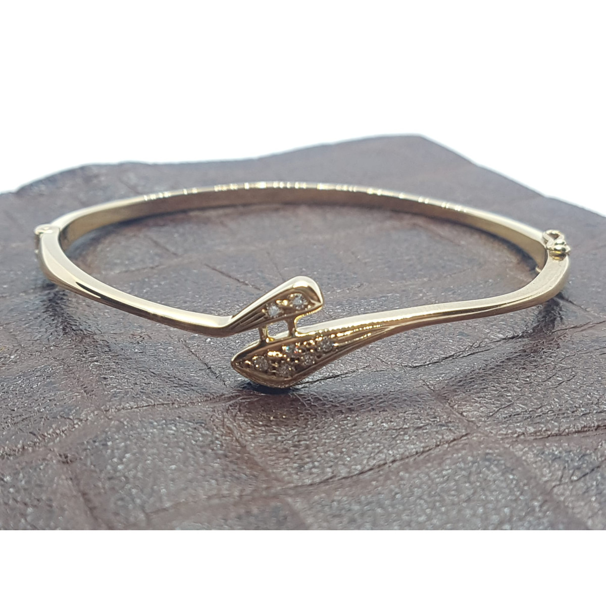 BRAZALETE RÍGIDO DE ORO AMARILLO CON DIAMANTES
