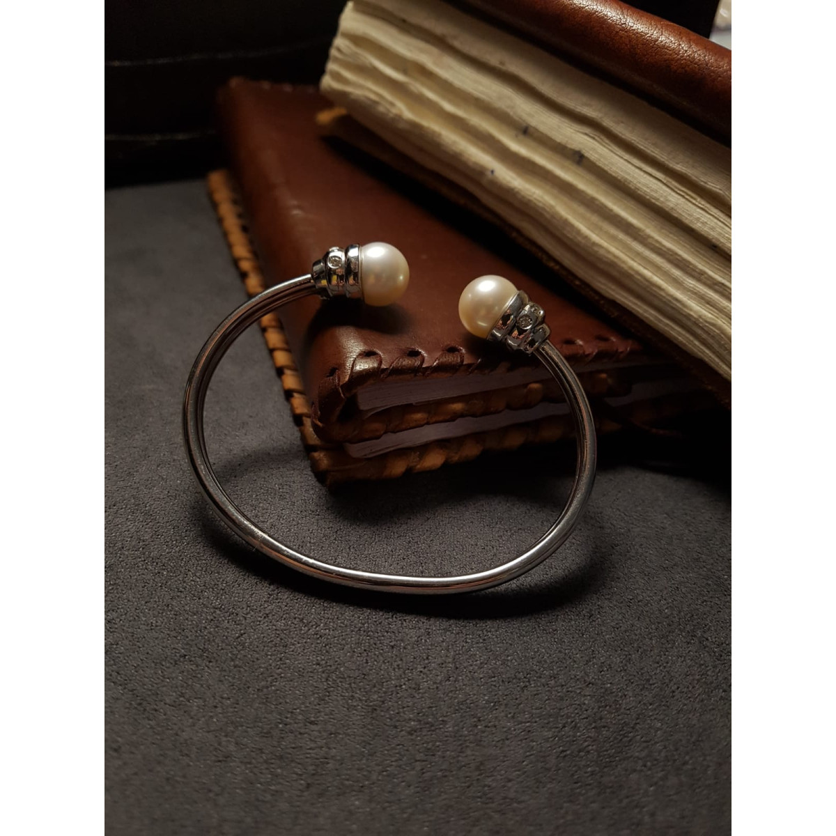 BRAZALETE RÍGIDO DE ORO BLANCO CON DIAMANTES Y PERLAS
