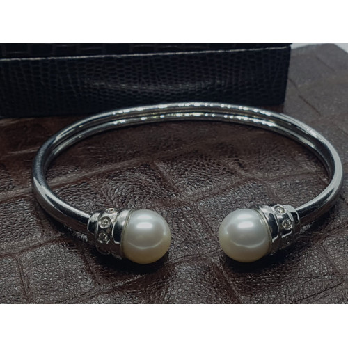 BRAZALETE RÍGIDO DE ORO BLANCO CON DIAMANTES Y PERLAS