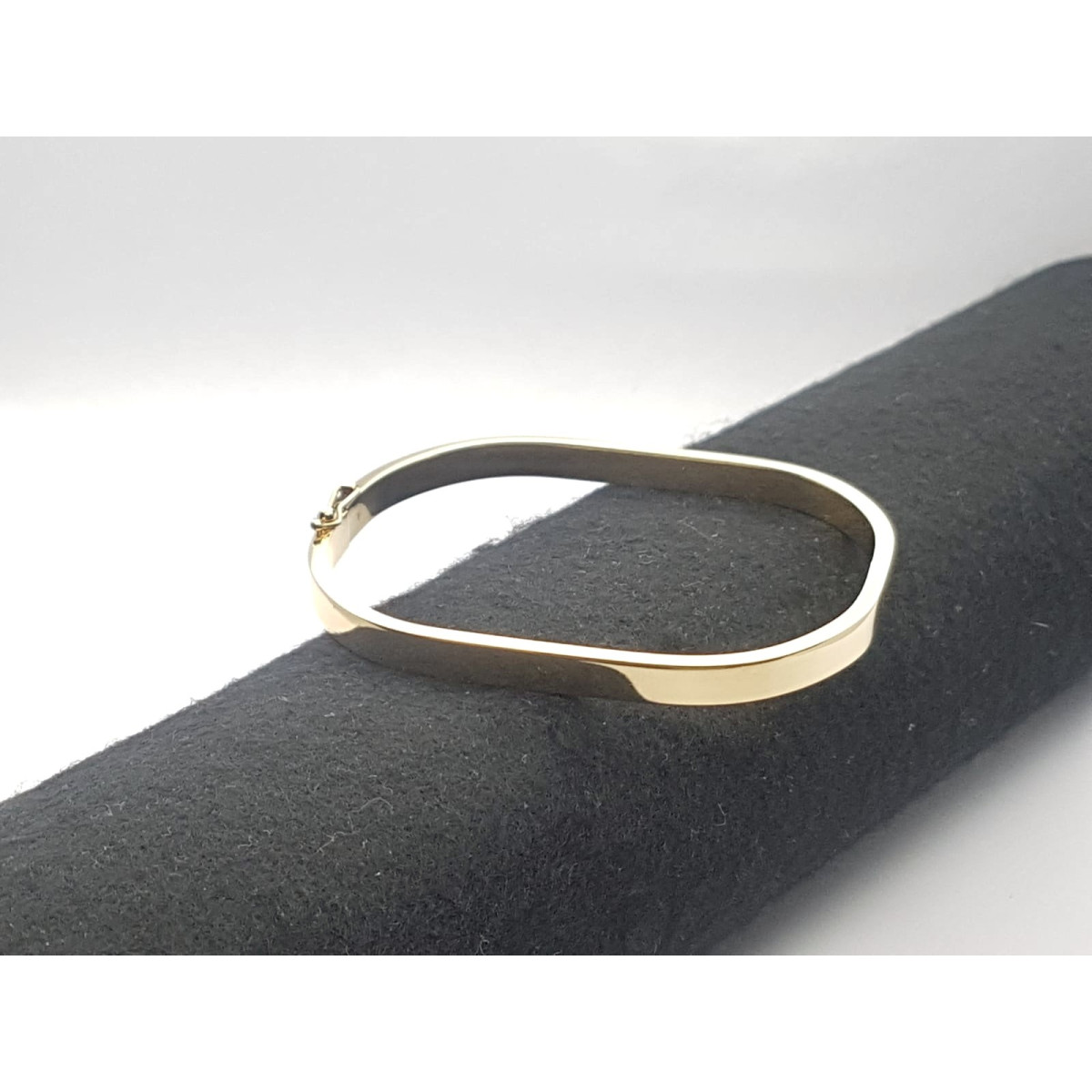 BRAZALETE RÍGIDO DE ORO AMARILLO
