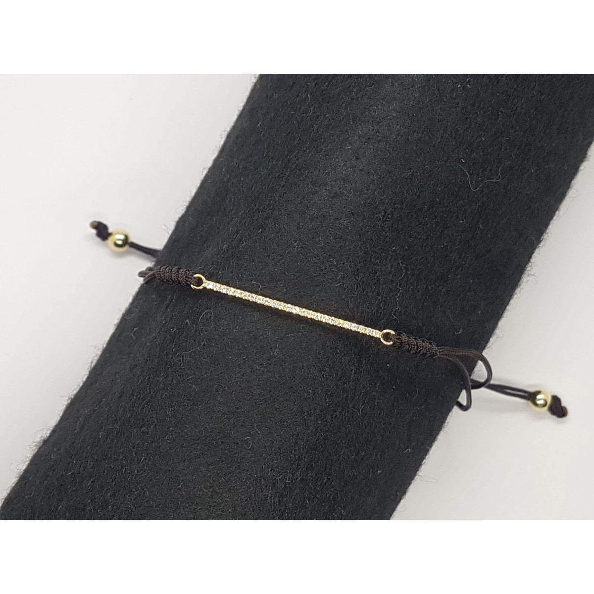 Pulsera estilo Rivière de macramé con una barra de oro y diamantes