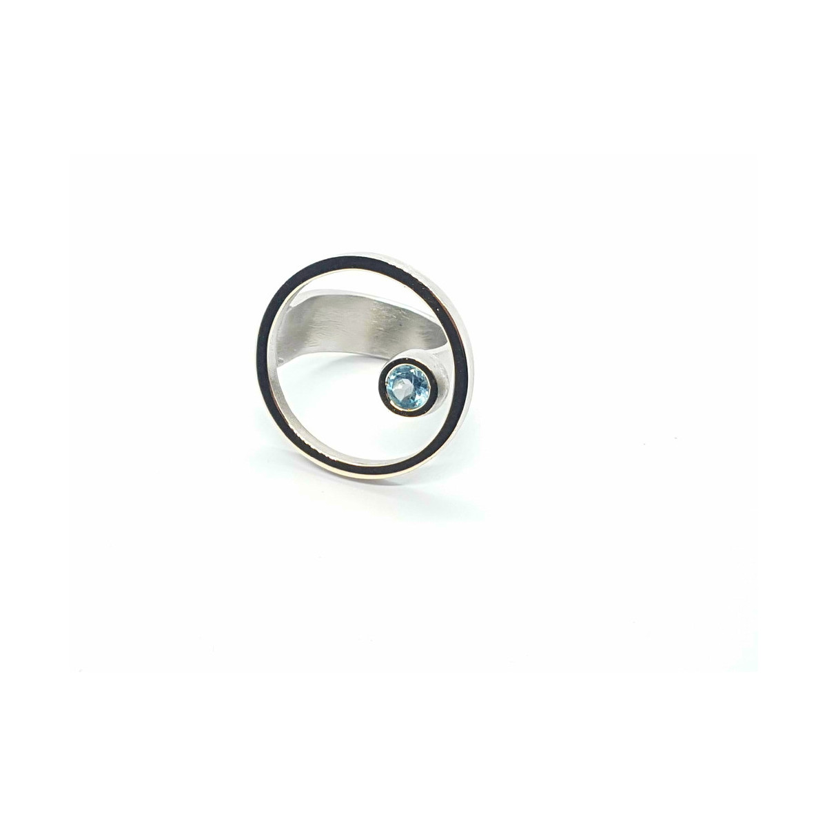 Anillo de plata y oro  con topacio azul