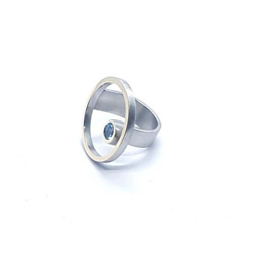Anillo de plata y oro  con topacio azul
