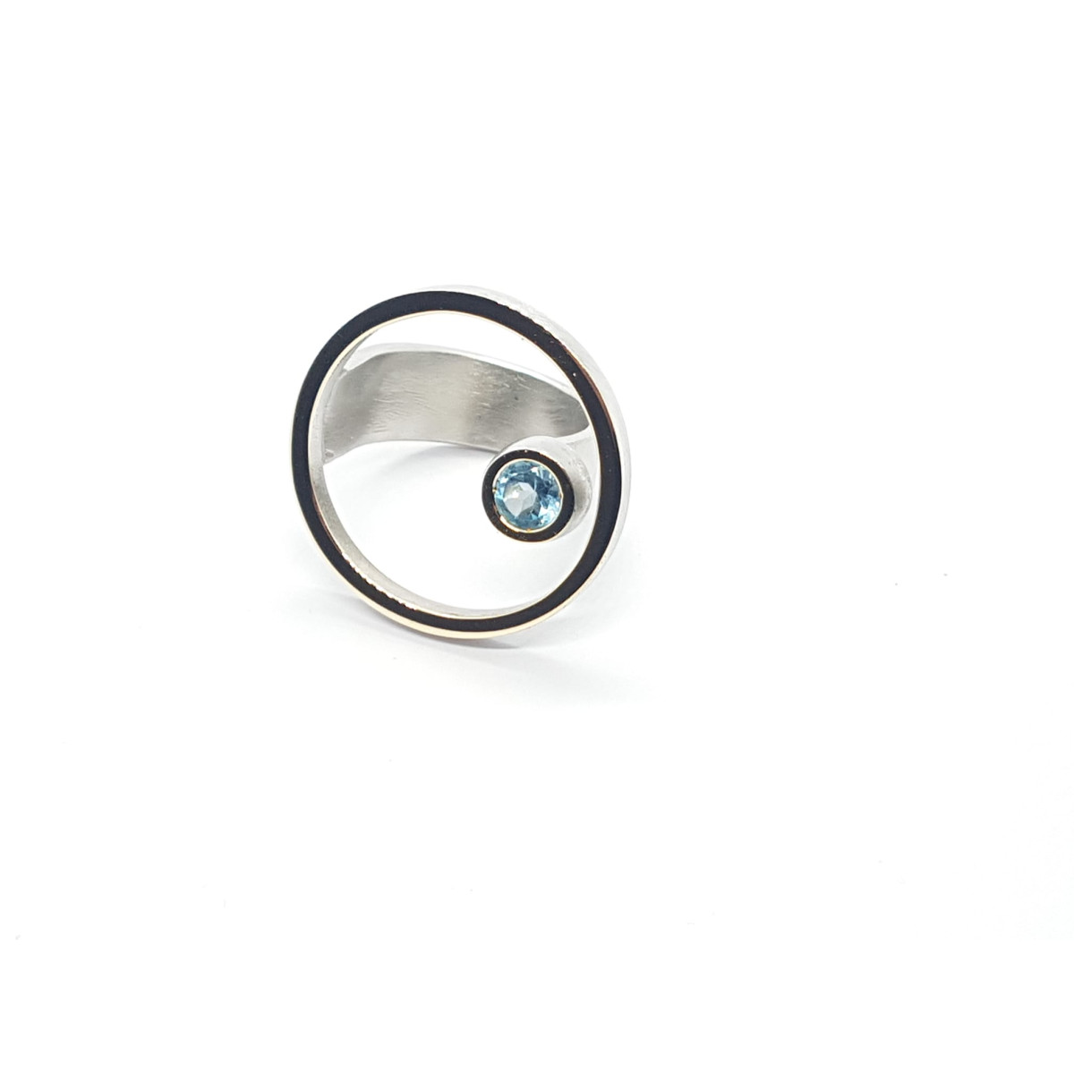 Anillo de plata y oro  con topacio azul