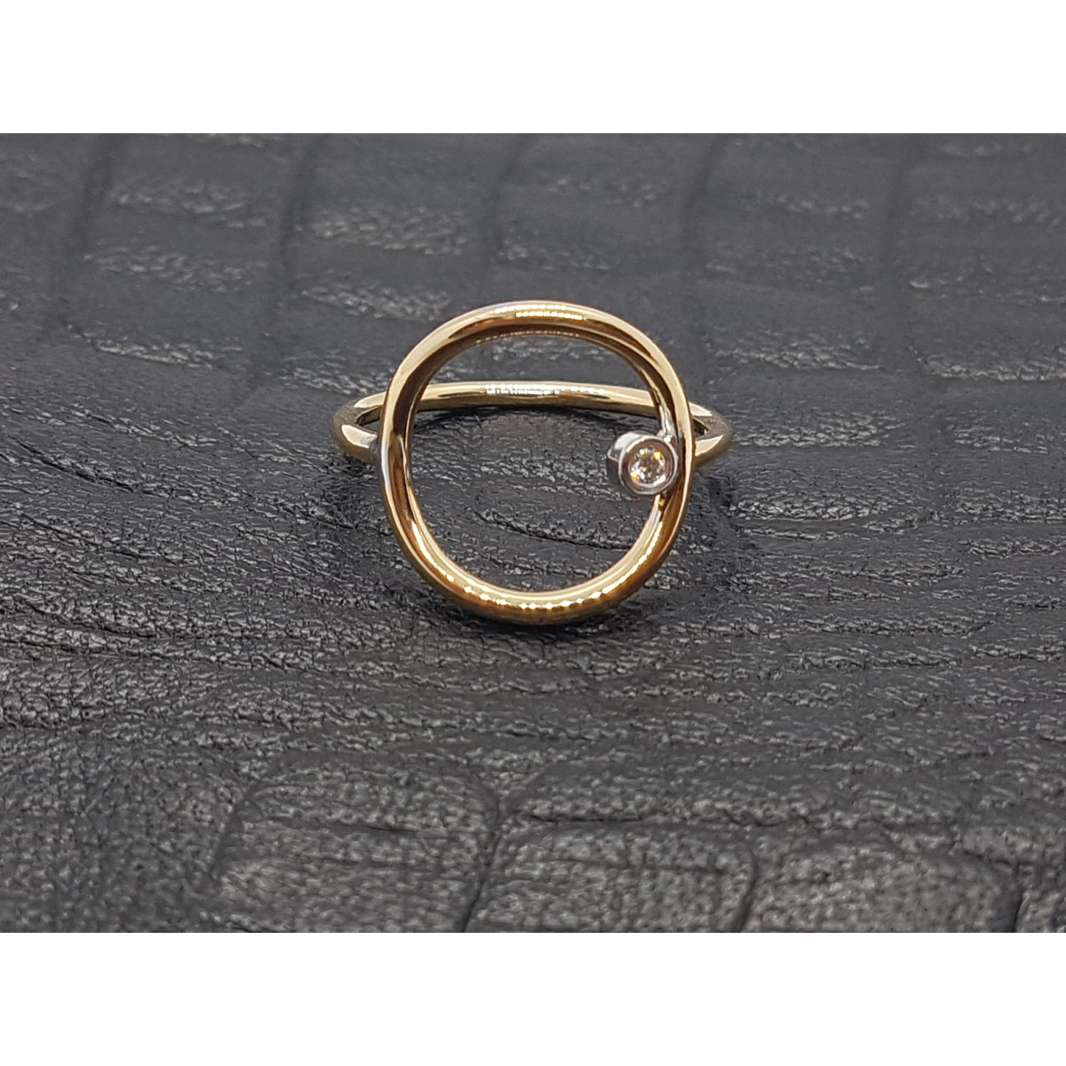 Anillo combinado con oro amarillo y oro blanco con diamante