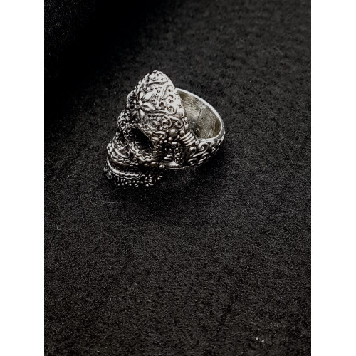 Anillo de plata con forma de calavera