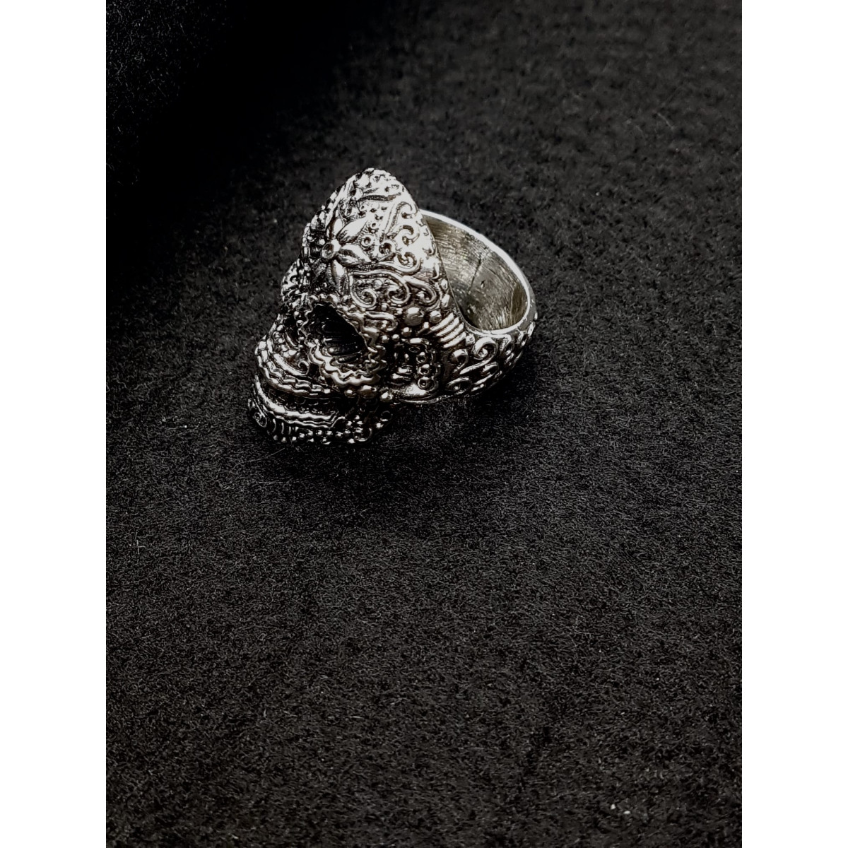 Anillo de plata con forma de calavera