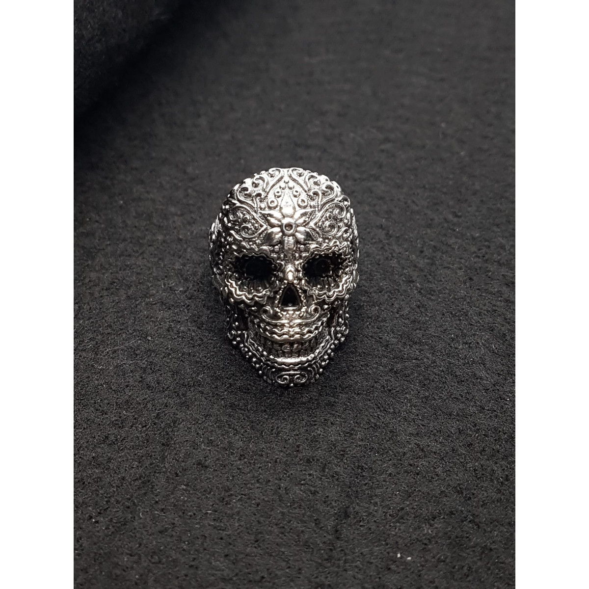Anillo de plata con forma de calavera