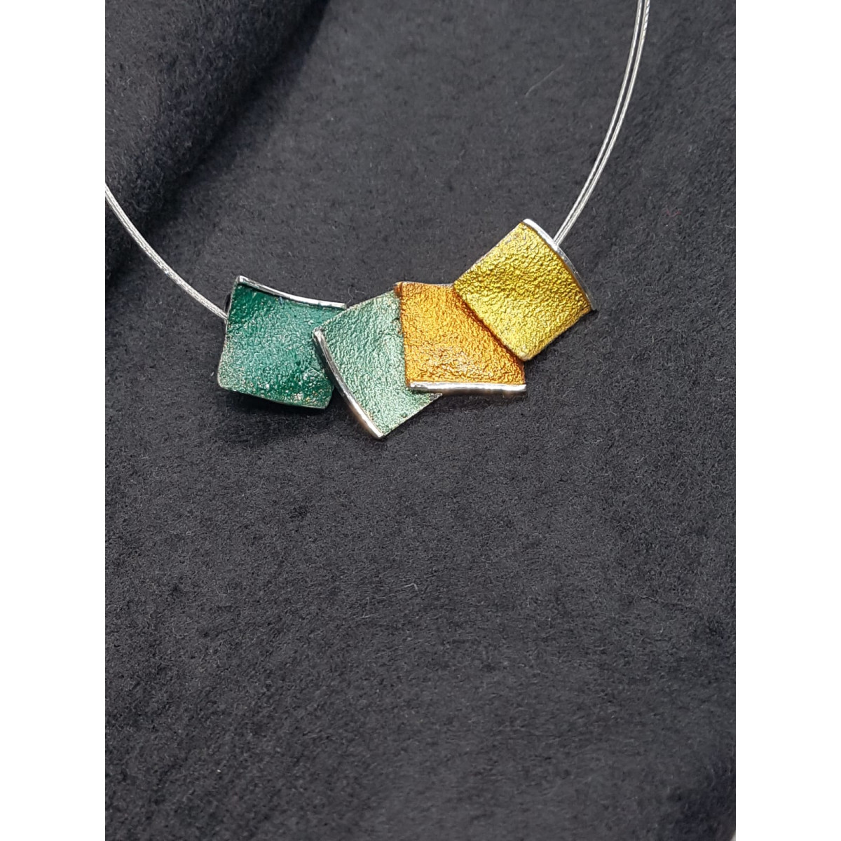 Colgante de plata con esmalte
