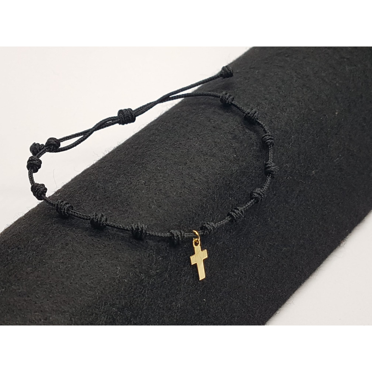 Pulsera de macramé con cruz de oro amarillo