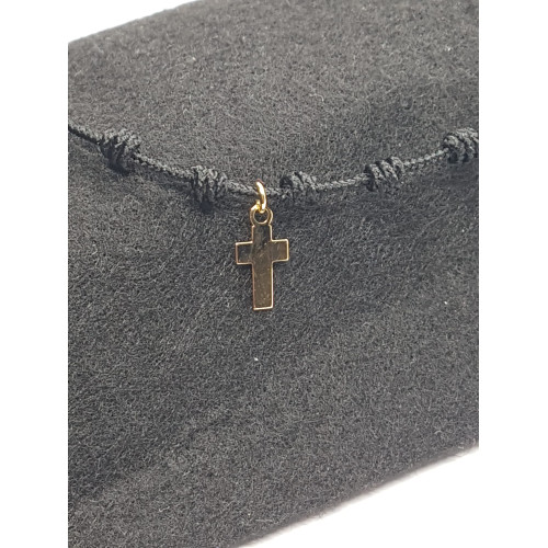 Pulsera de macramé con cruz de oro amarillo
