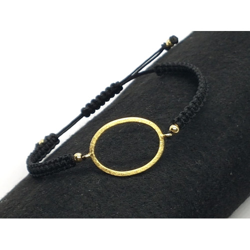 Pulsera de macramé con un aro de oro amarillo
