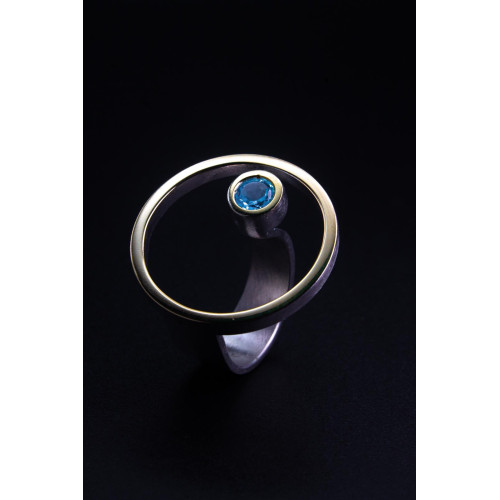 Anillo de plata y oro  con topacio azul