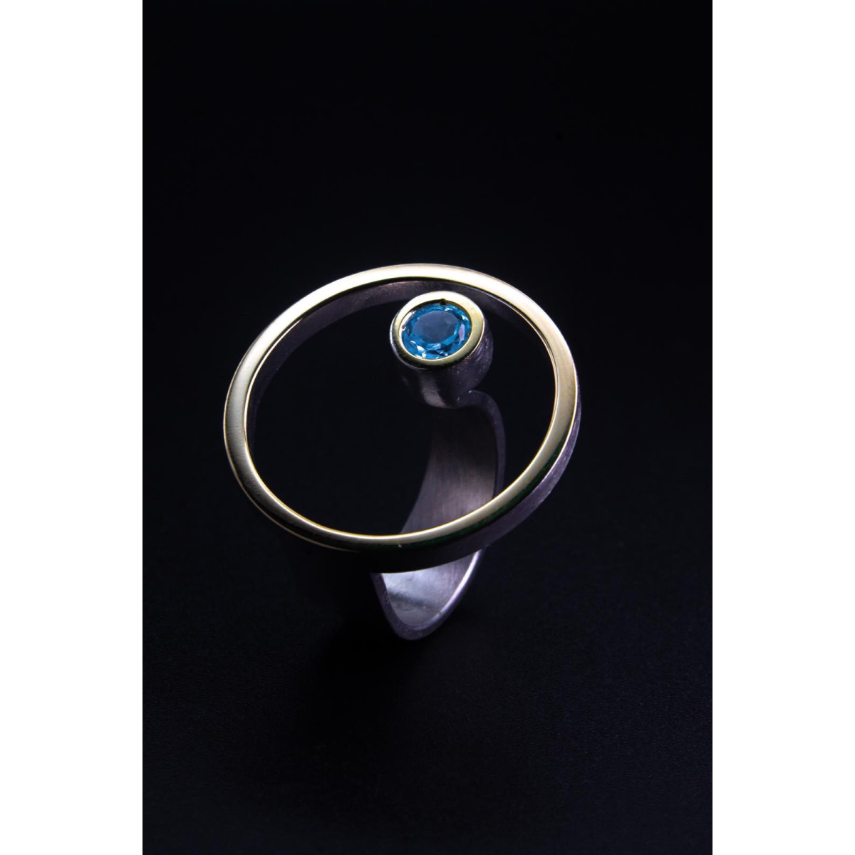 Anillo de plata y oro  con topacio azul