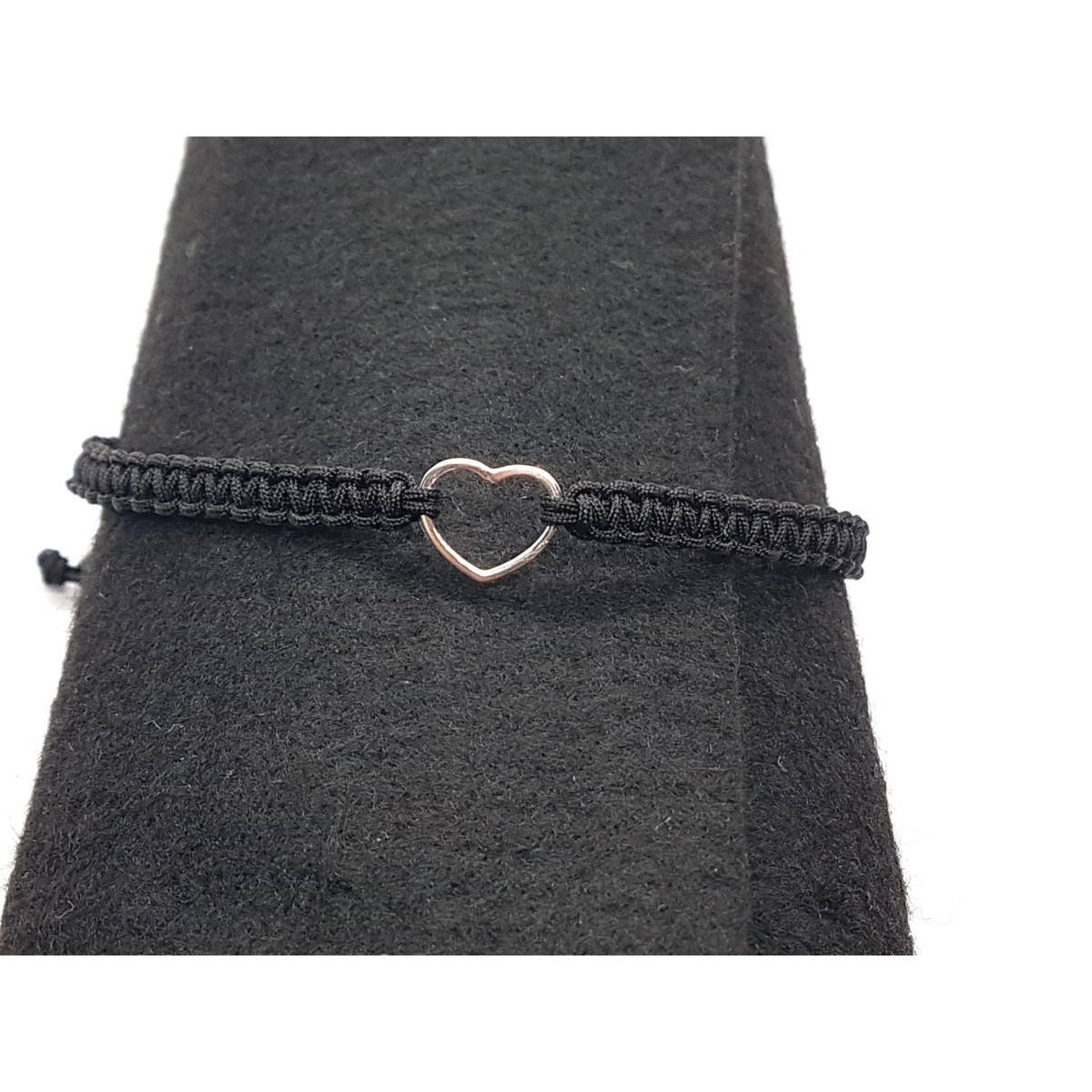 Pulsera de macramé con un corazón de oro