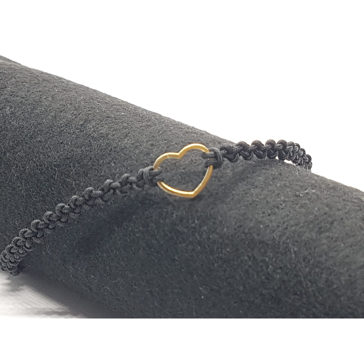 Pulsera de macramé con un corazón de oro