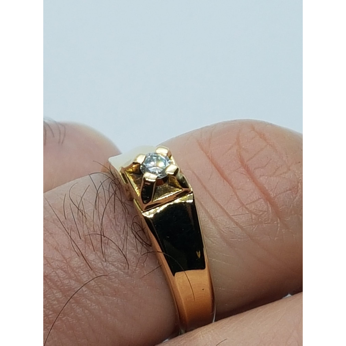 solitario de oro amarillo con diamante