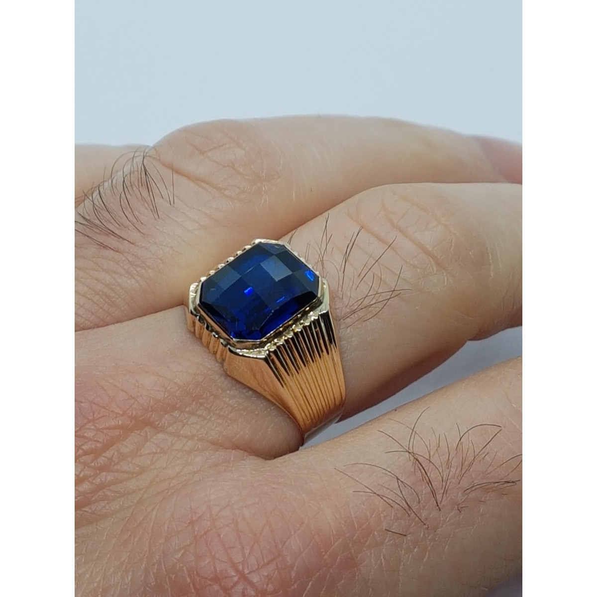 sello de oro amarillo con zafiro hidrotermal