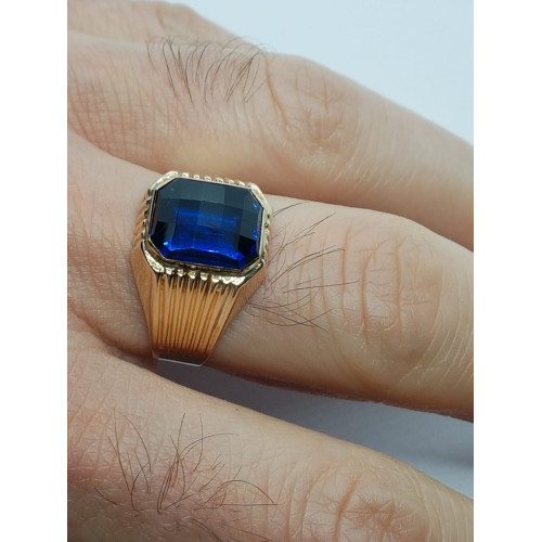 sello de oro amarillo con zafiro hidrotermal