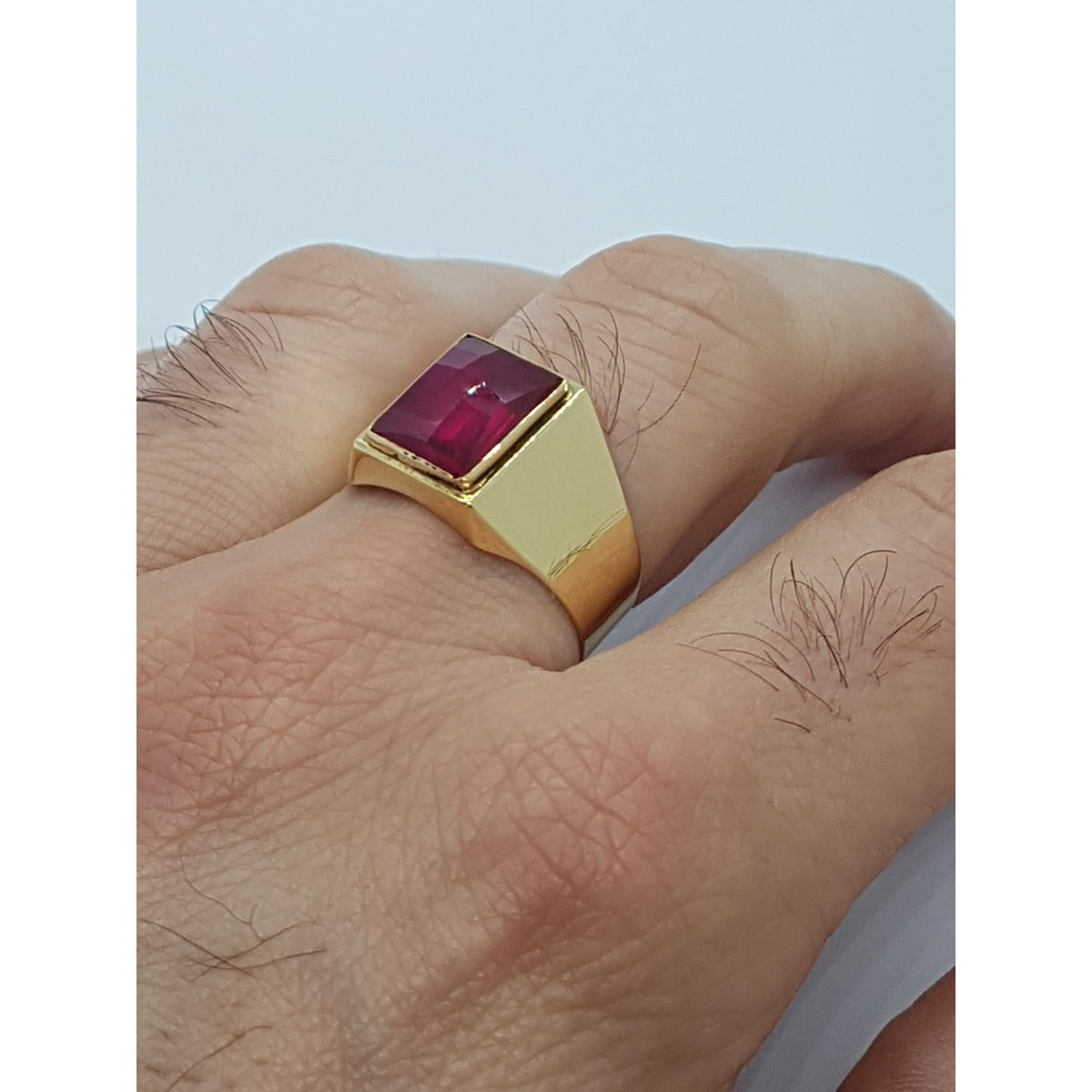 sello de oro amarillo con rubí hidrotermal