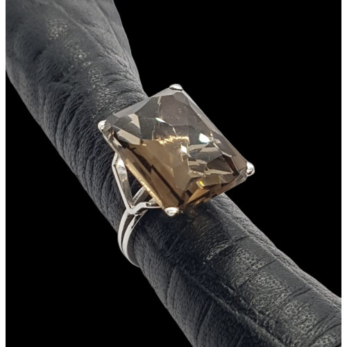 Anillo de oro blanco con cuarzo fumé