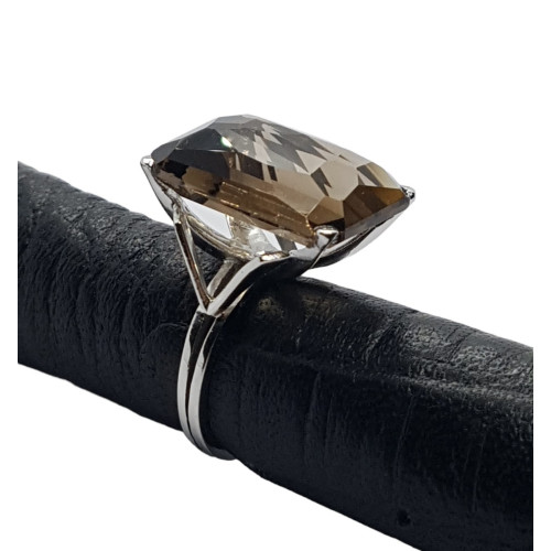 Anillo de oro blanco con cuarzo fumé