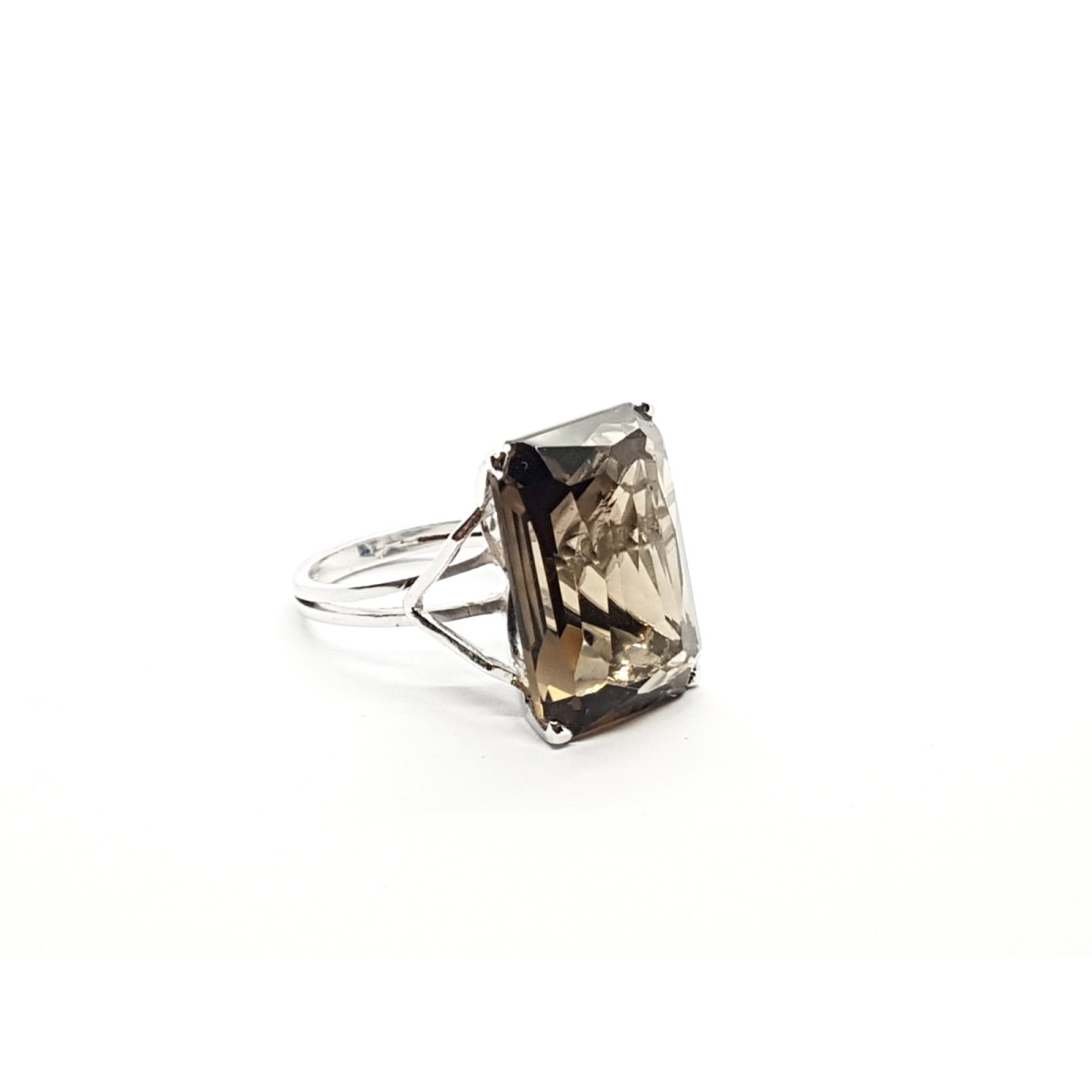 Anillo de oro blanco con cuarzo fumé