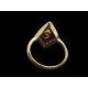 Anillo de oro amarillo con diamantes y esmeralda