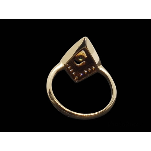 Anillo de oro amarillo con diamantes y esmeralda