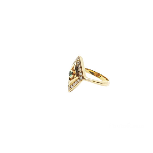 Anillo de oro amarillo con diamantes y esmeralda