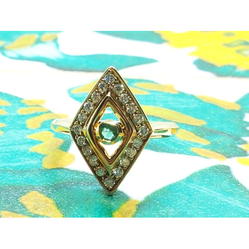Anillo de oro amarillo con diamantes y esmeralda