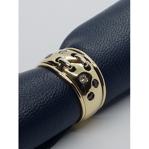 Anillo de oro amarillo con diamantes y rubíes