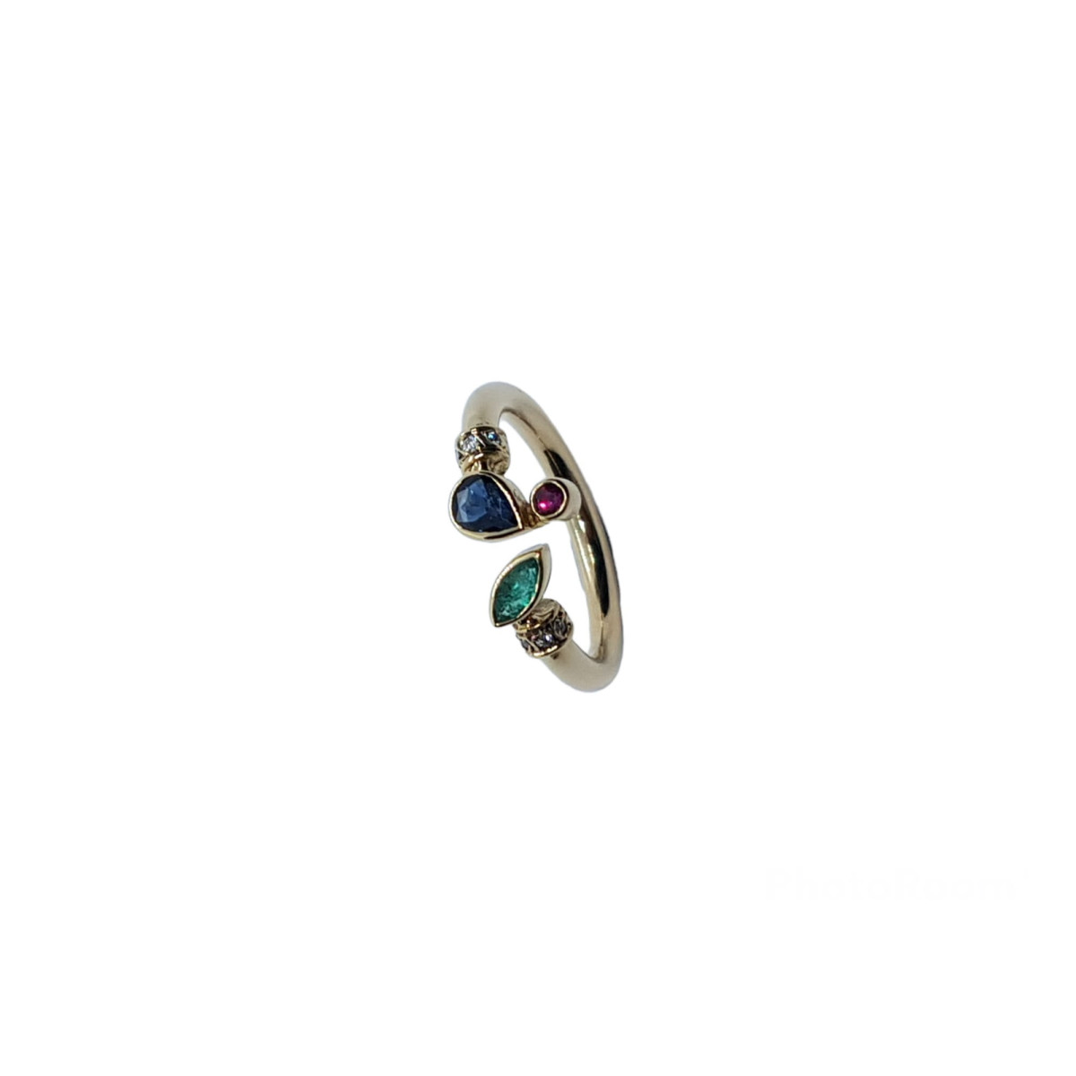 Anillo de oro amarillo con diamantes, esmeralda, rubí y zafiro