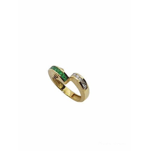 Anillo de oro amarillo con diamantes y esmeralda