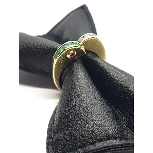 Anillo de oro amarillo con diamantes y esmeralda