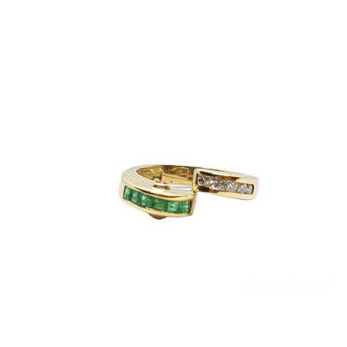 Anillo de oro amarillo con diamantes y esmeralda